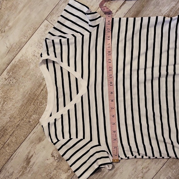 Old Navy V Neck Short-sleeved Tee Shirt - Picture 7 of 8